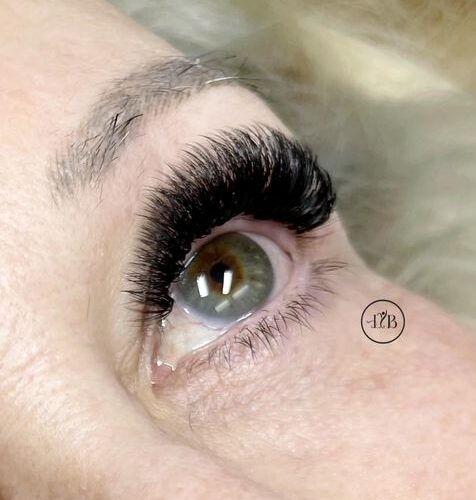 Méga Volume Russe permet d'obtenir un effet maquillé sans ajout de mascara