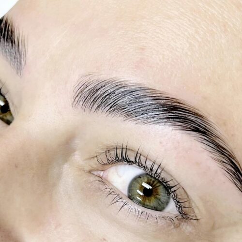 Une jolie femme qui a les yeux clairs, elle a choisi la technique de rehaussement de cils avec la teinture de cils et le rehaussement des sourcils chez Love - Your Beauty à Lausanne