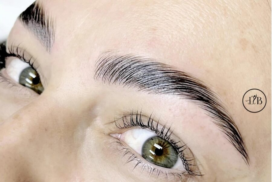 Une jolie femme qui a les yeux clairs, elle a choisi la technique de rehaussement de cils avec la teinture de cils et le rehaussement des sourcils chez Love - Your Beauty à Lausanne