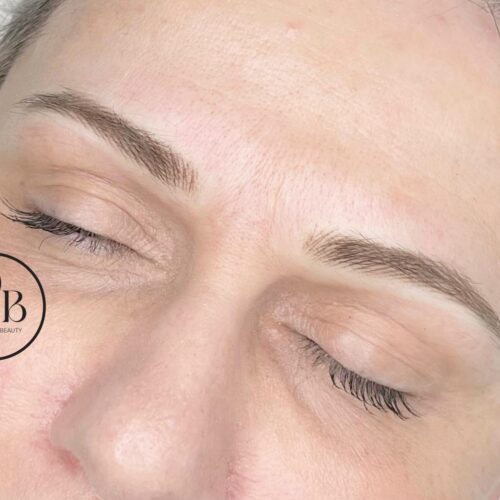 LYB Signature Sourcils Nano sur une femme qui souhaite avoir une technique naturelle et disrète pour ses sourcils chez Love Your Beauty