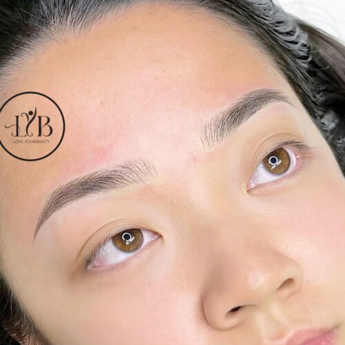 Une jolie jeune fille asiatique a choisi la technique LYB Signature Sourcils Nano pour avoir le résultat discret et naturel