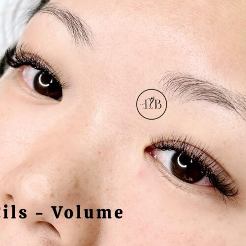 Une femme asiatique fait extensions de cils volume russe effet 3D chez Love - Your Beauty