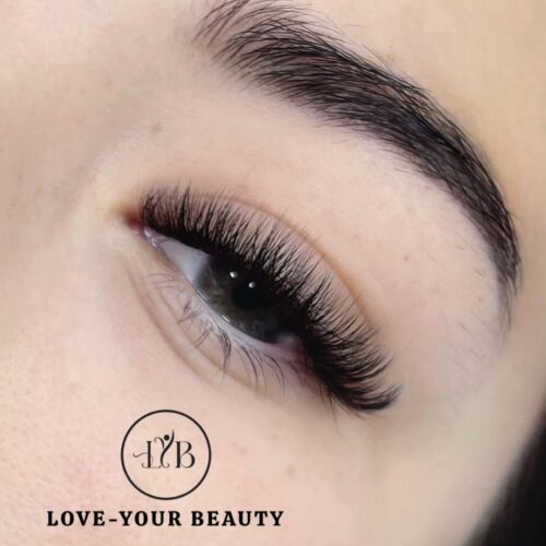 Une belle femme fait extension de cil effet Volume Russe chez Love - Your Beauty